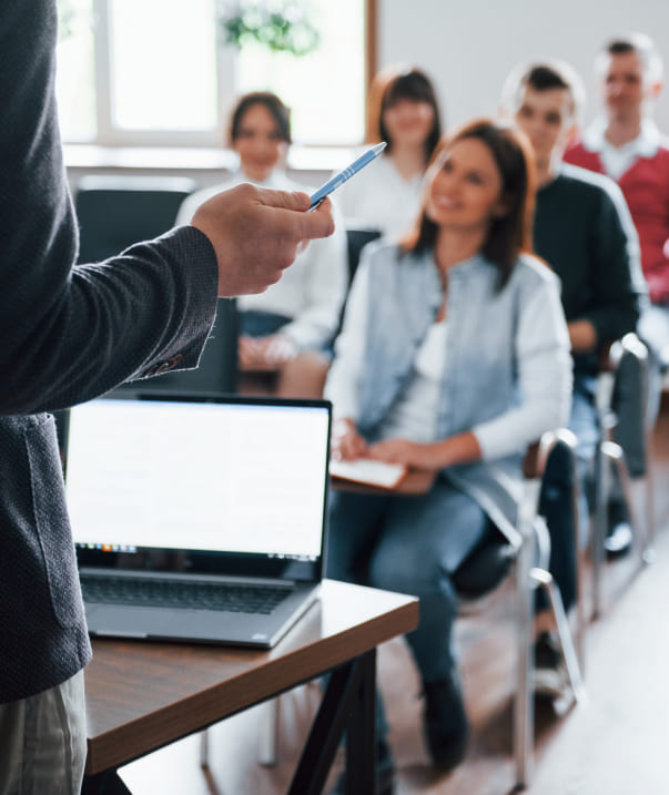 Personas participando en una capacitación educativa como parte de los beneficios para afiliados