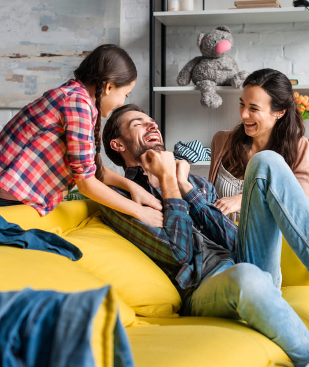 Familia disfrutando momentos en casa como parte de los beneficios para el hogar