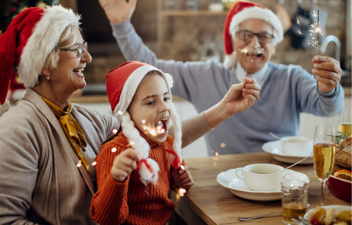 Familia celebrando la Navidad como resultado del ahorro navideño