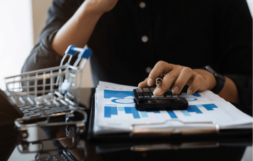 Persona realizando cálculos financieros relacionados con derechos del consumidor financiero