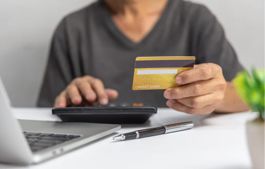 Persona realizando pago con tarjeta como parte del servicio de débitos automáticos
