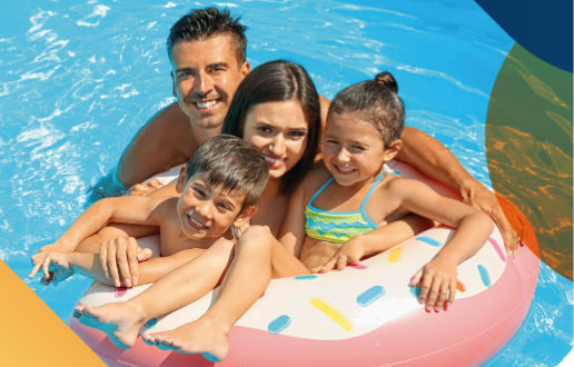 Familia disfrutando un día de sol en piscina como actividad recreativa