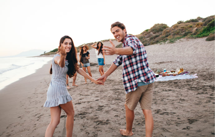 Personas disfrutando la playa como resultado de un plan de microahorro