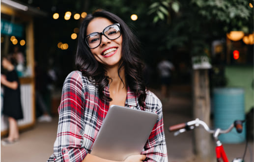 Estudiante con portátil como representación del seguro estudiantil