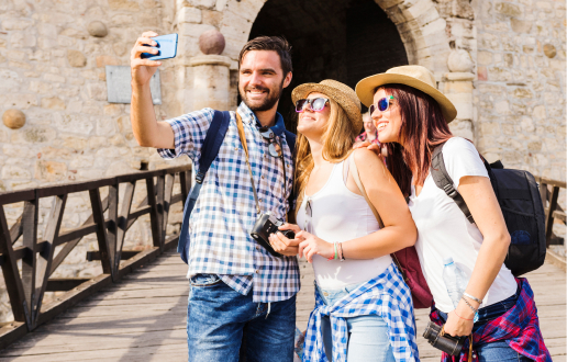 Grupo de personas disfrutando una experiencia turística como beneficio para afiliados