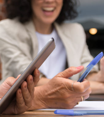 Persona utilizando celular y tablet para realizar una PQR en Cotrafa