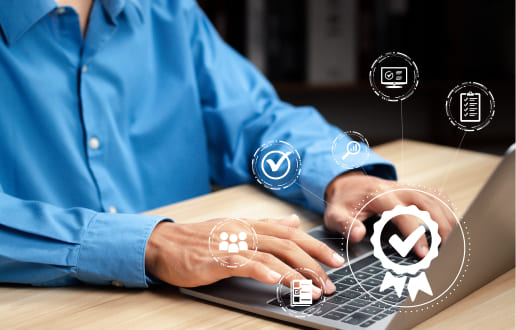 Persona gestionando servicios complementarios empresariales desde computador