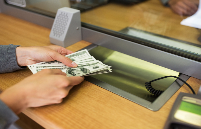 Persona realizando pago en ventanilla como parte del servicio de recaudos empresariales