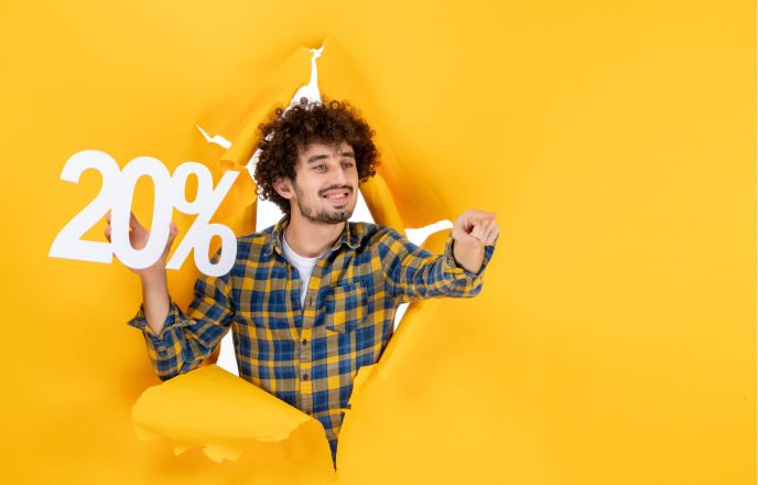 Hombre mostrando 20% de descuento como beneficio de la red de descuentos empresarial